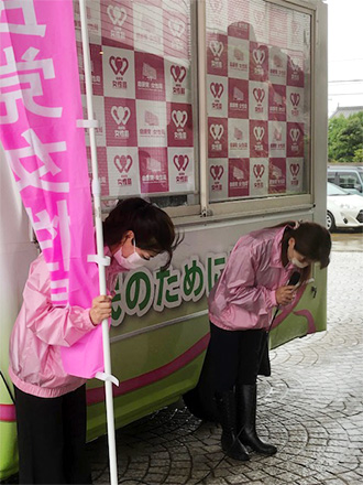 自民党女性局スマイル号による街頭活動