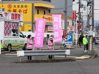 自民党女性局スマイル号による街頭活動